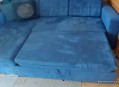 Komfortowa niebieska sofa z funkcją spania